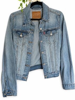 Levi’s Original Trucker Denim Jacket Women’s Small Light Wash Jean Jacket